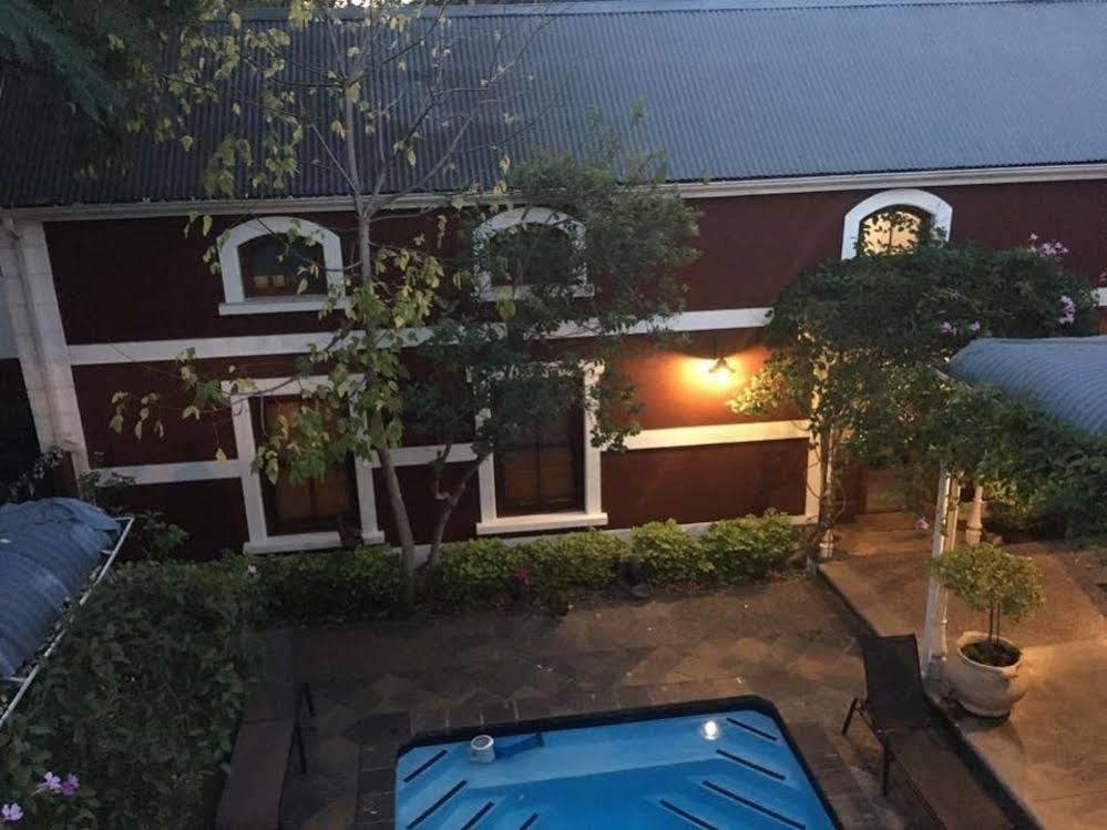 Roosenwijn Guesthouse Стеленбош Екстериор снимка