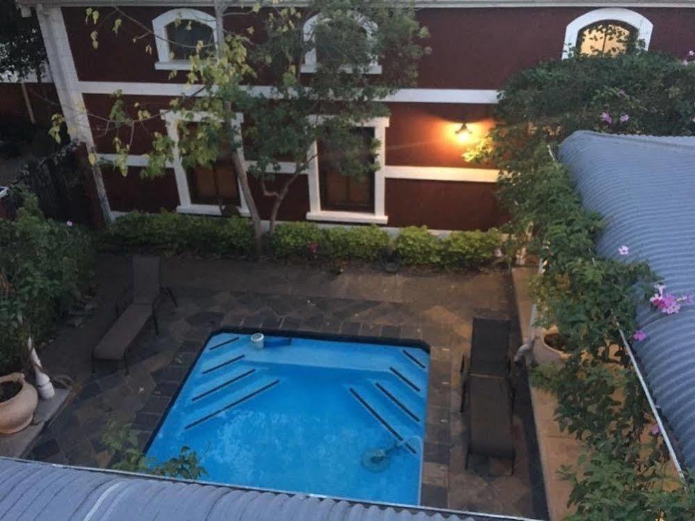 Roosenwijn Guesthouse Стеленбош Екстериор снимка