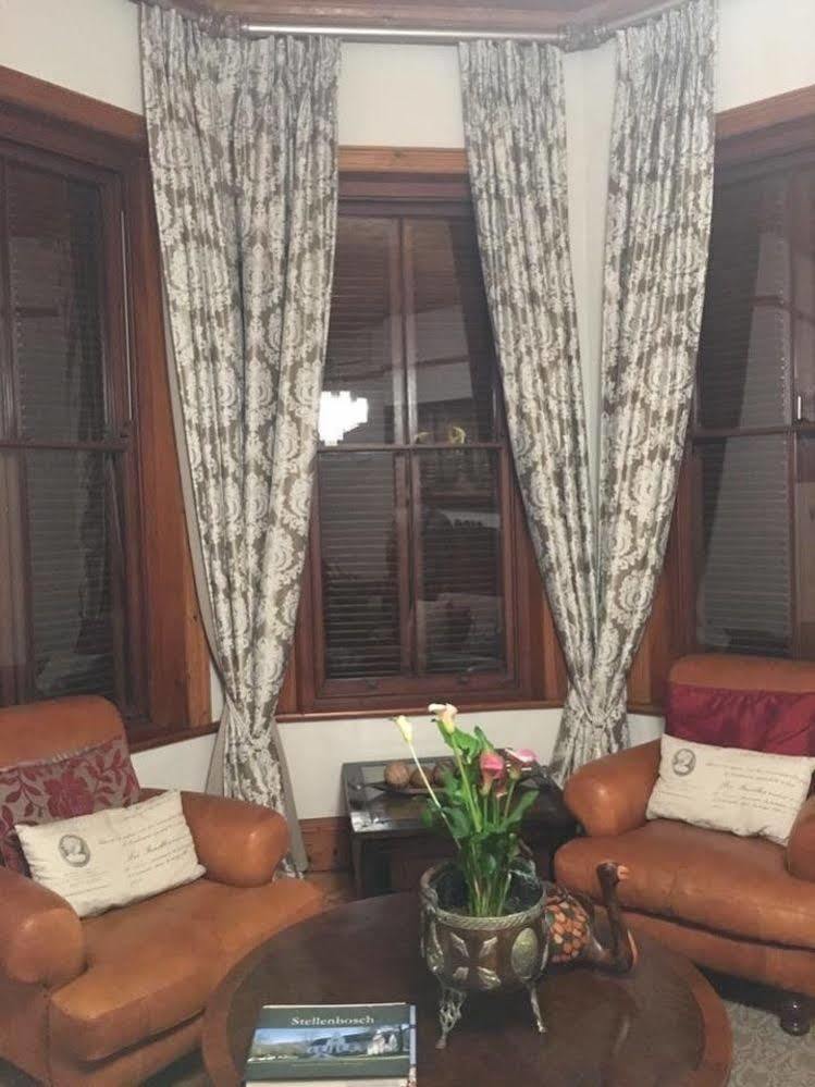 Roosenwijn Guesthouse Стеленбош Екстериор снимка