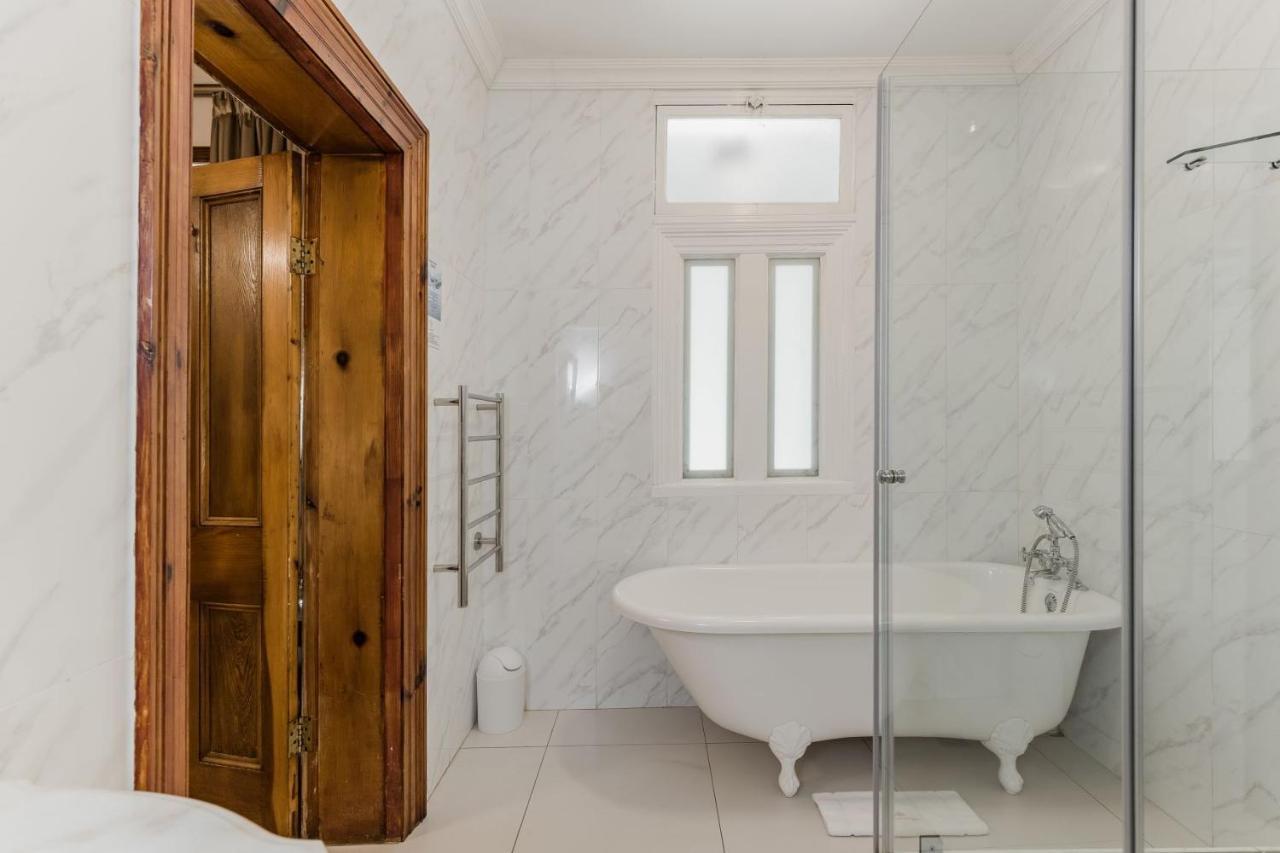 Roosenwijn Guesthouse Стеленбош Екстериор снимка